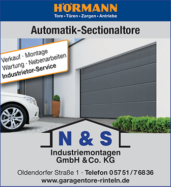 Modernes graues Sektionaltor neben geparktem weißen Auto mit Firmeninformationen.