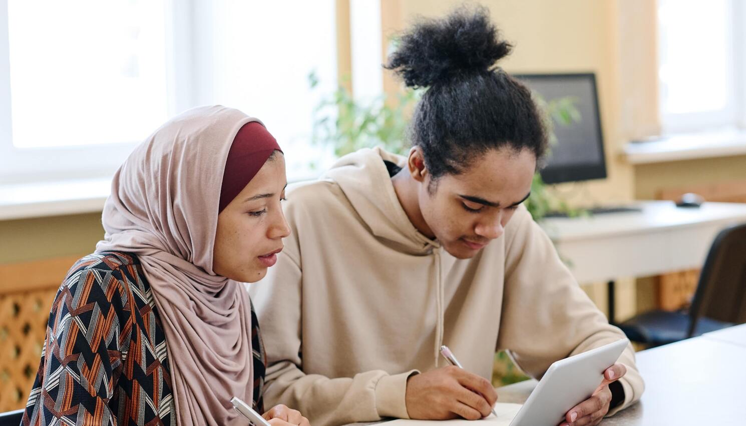 Seminarraum mit Menschen in einer Fortbildung zum Thema Integration.