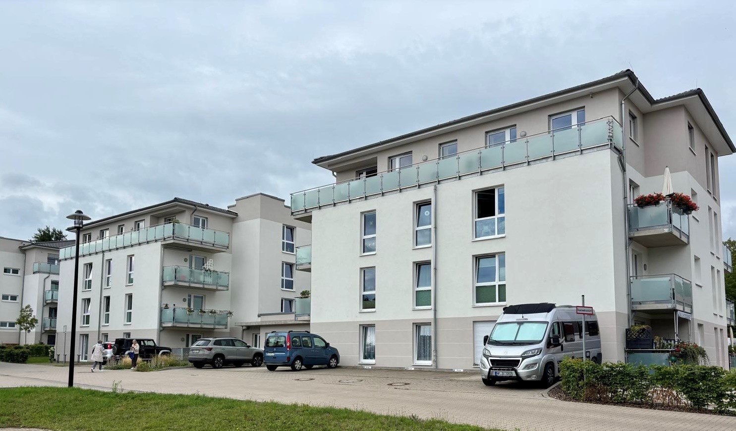 Außenansicht der modernen DRK Service-Wohnanlage Bethelweg mit Balkonen und Garten.