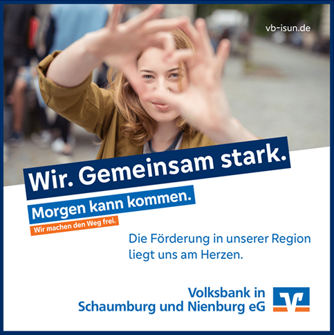 Lächelnde junge Frau formt ein Herz mit den Händen; Werbung der Volksbank Schaumburg und Nienburg.